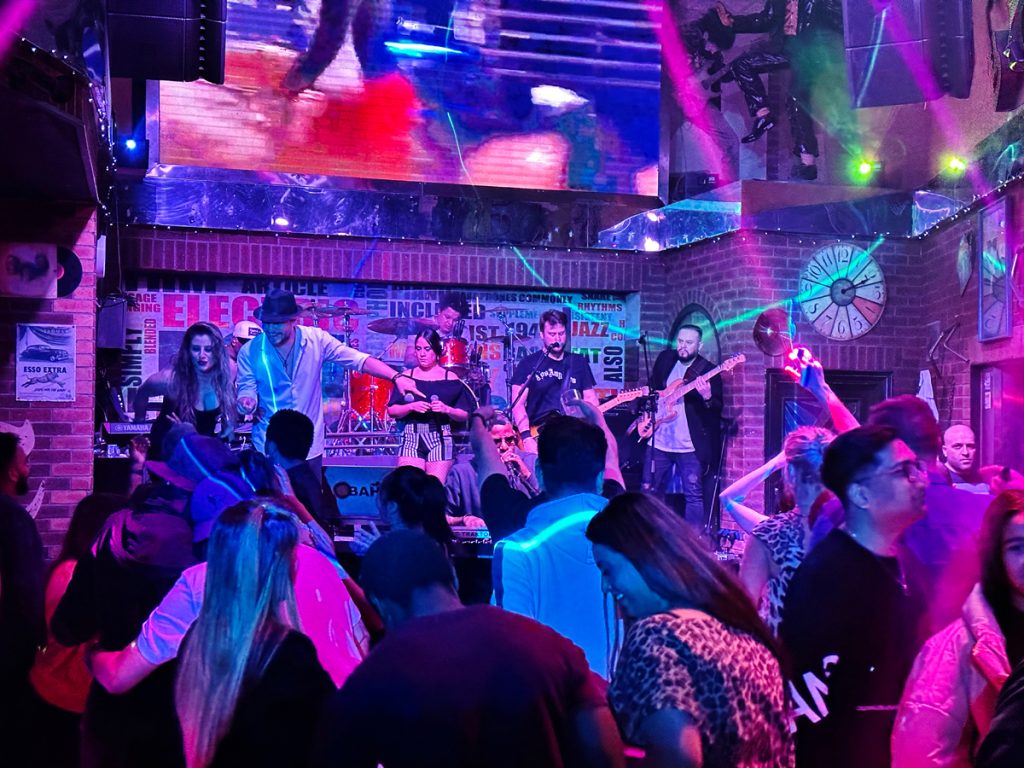 Live Music and Cocktail Bar Experience in Dubai